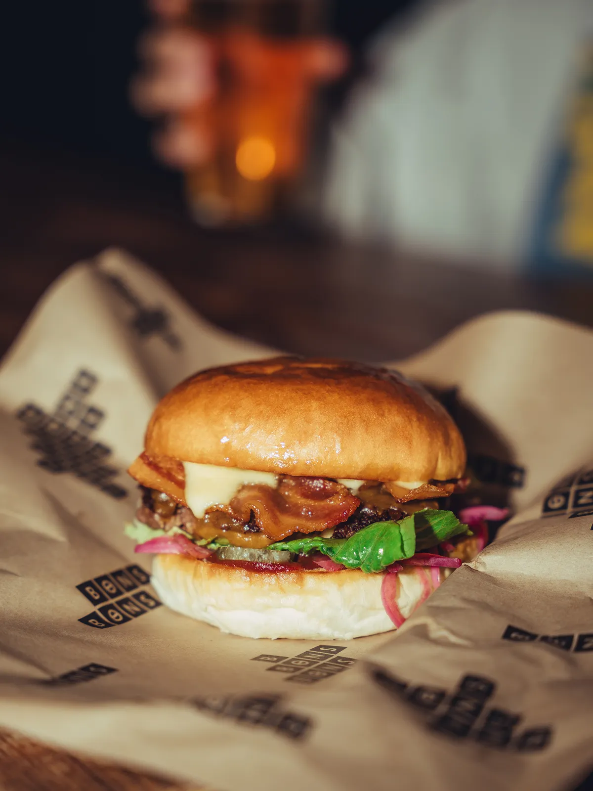 Ferdig hamburger på hamburgerpapir