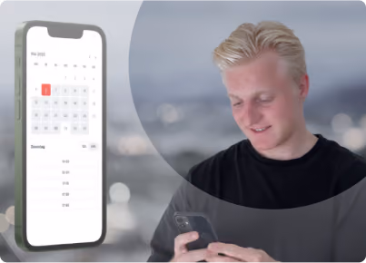 Junger Mann schaut lächelnd auf sein Smartphone, daneben eine Terminkalender-Ansicht zur Buchung.