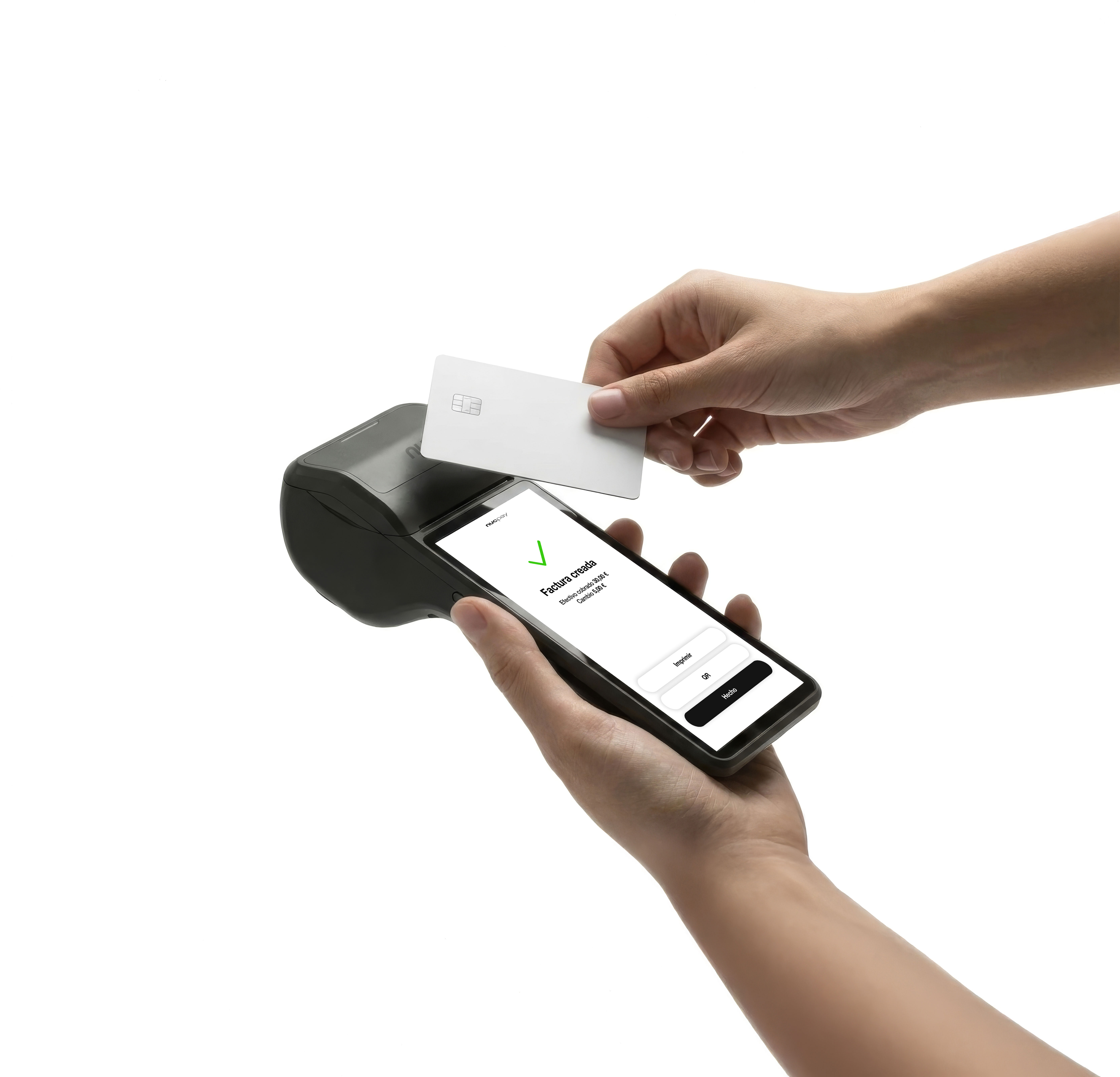 Cliente realizando un pago con tarjeta en el datáfono inteligente de Nuc Pay con facturación integrada
