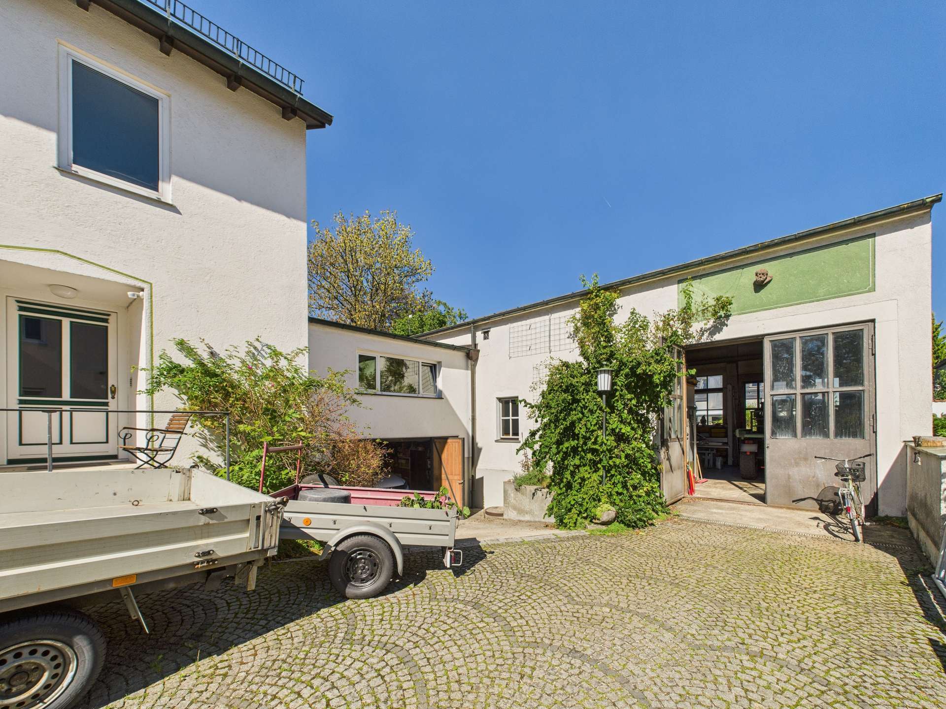 Garage und Halle