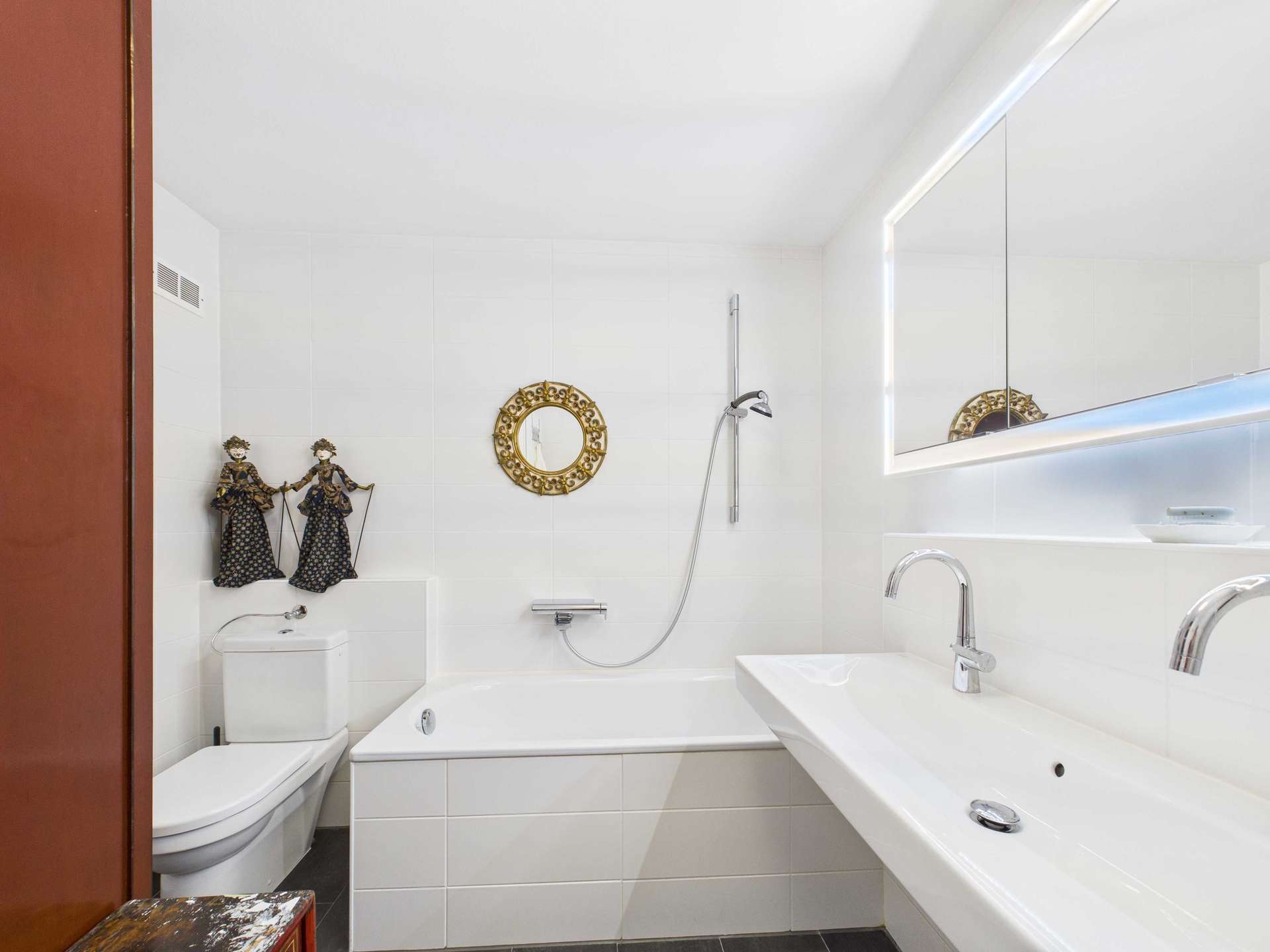 Bad mit Wanne und WC