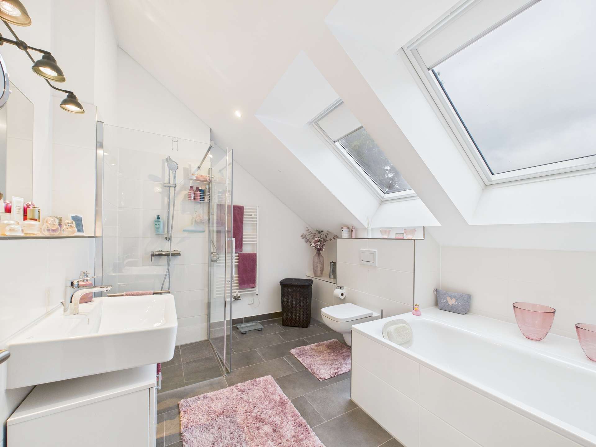 Bad mit Badewanne und Dusche