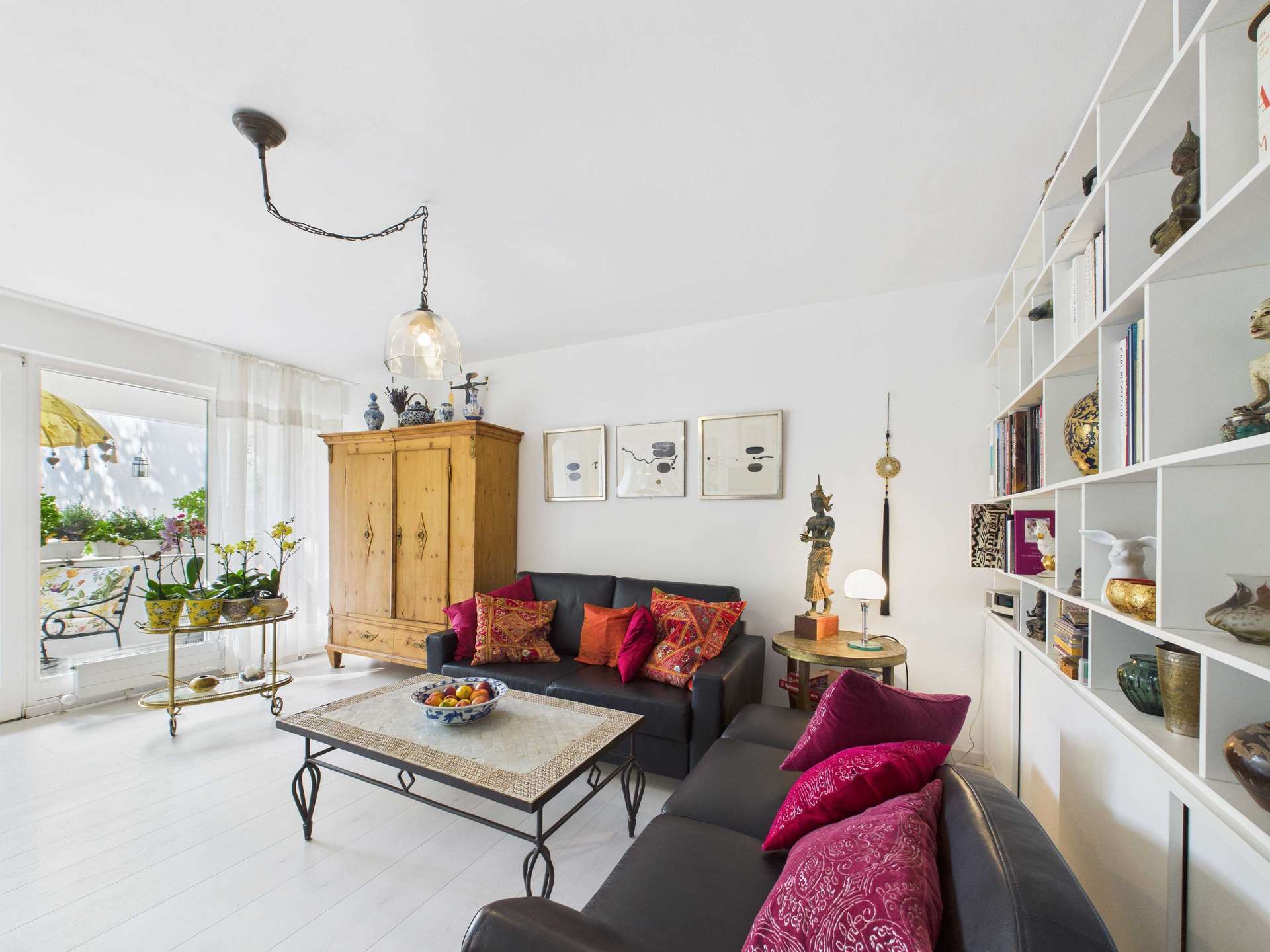 Wohnzimmer mit Einbauregal