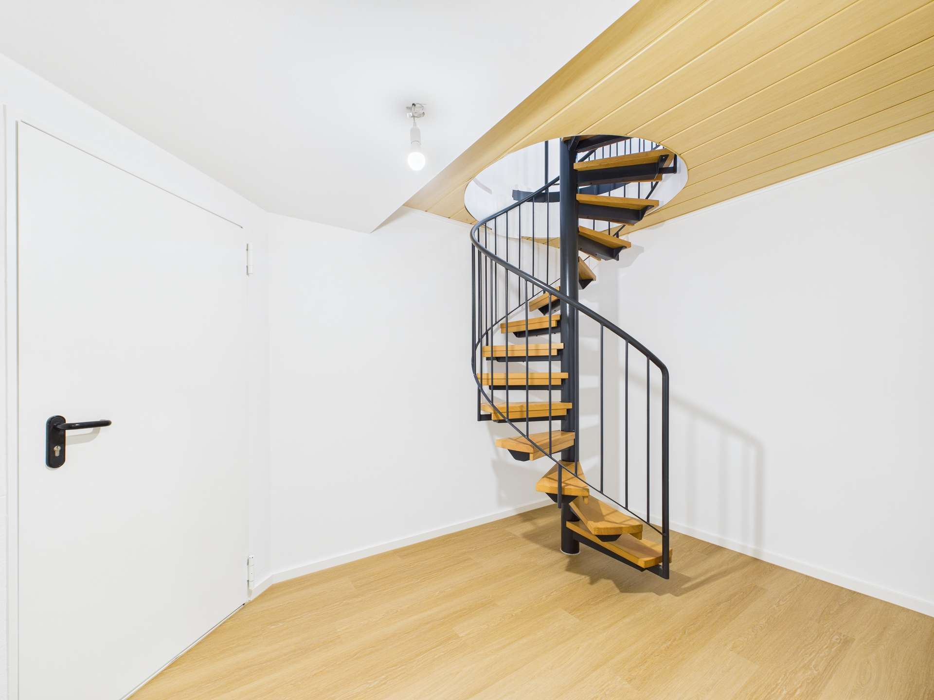 Diele mit Wendeltreppe im Sout