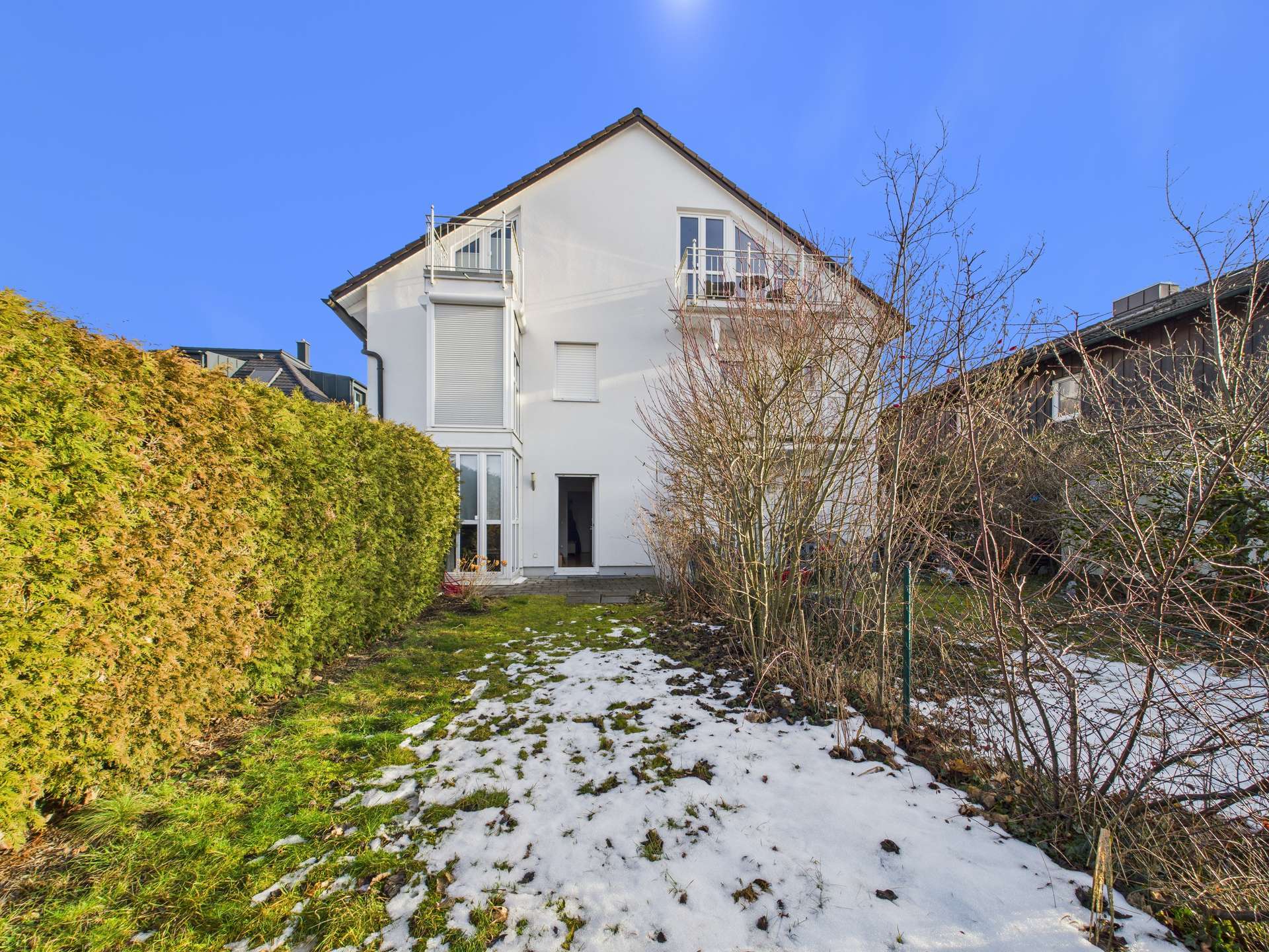 Garten mit Blick aufs Haus