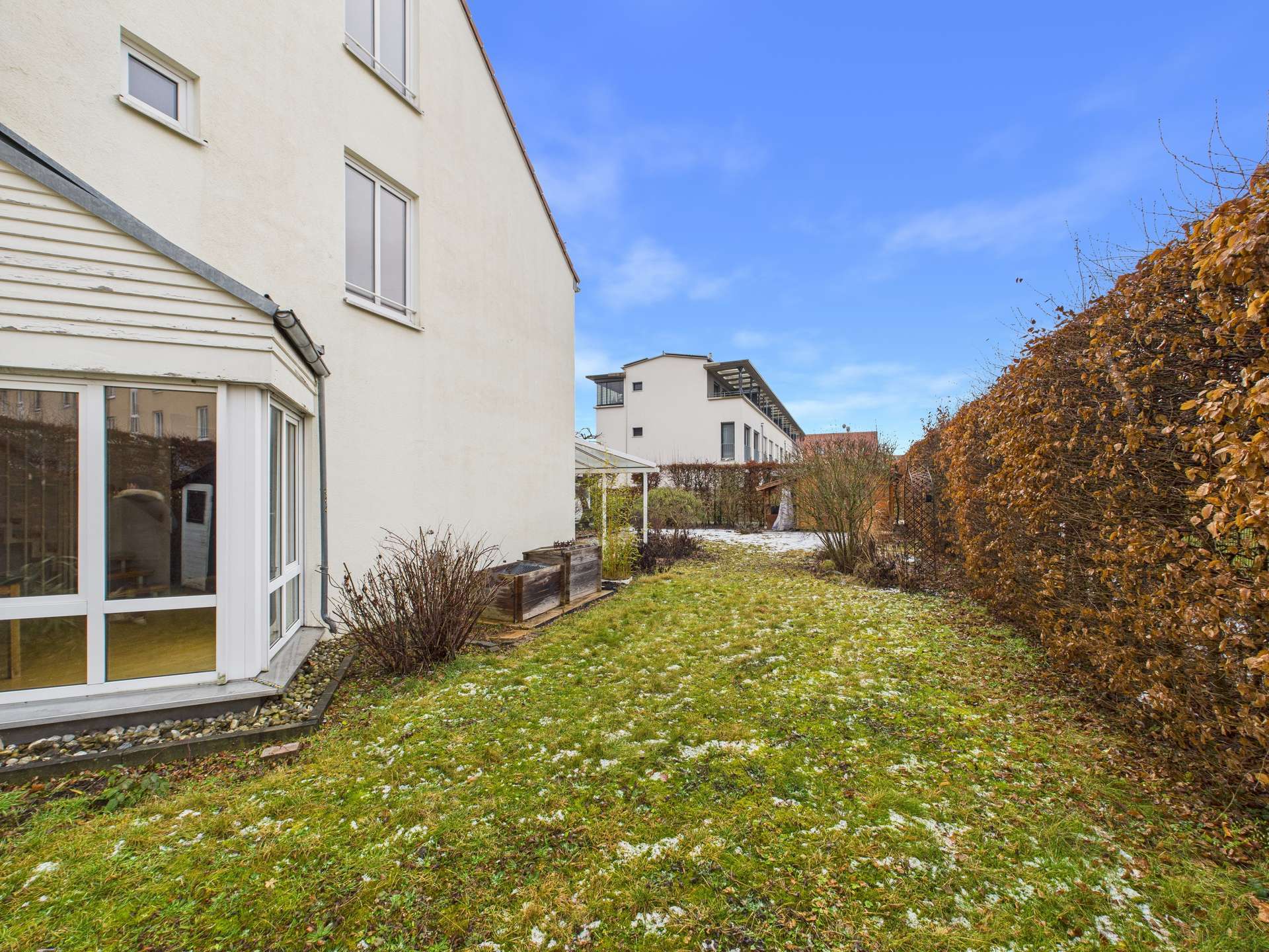 Breiter Garten auf der Westsei