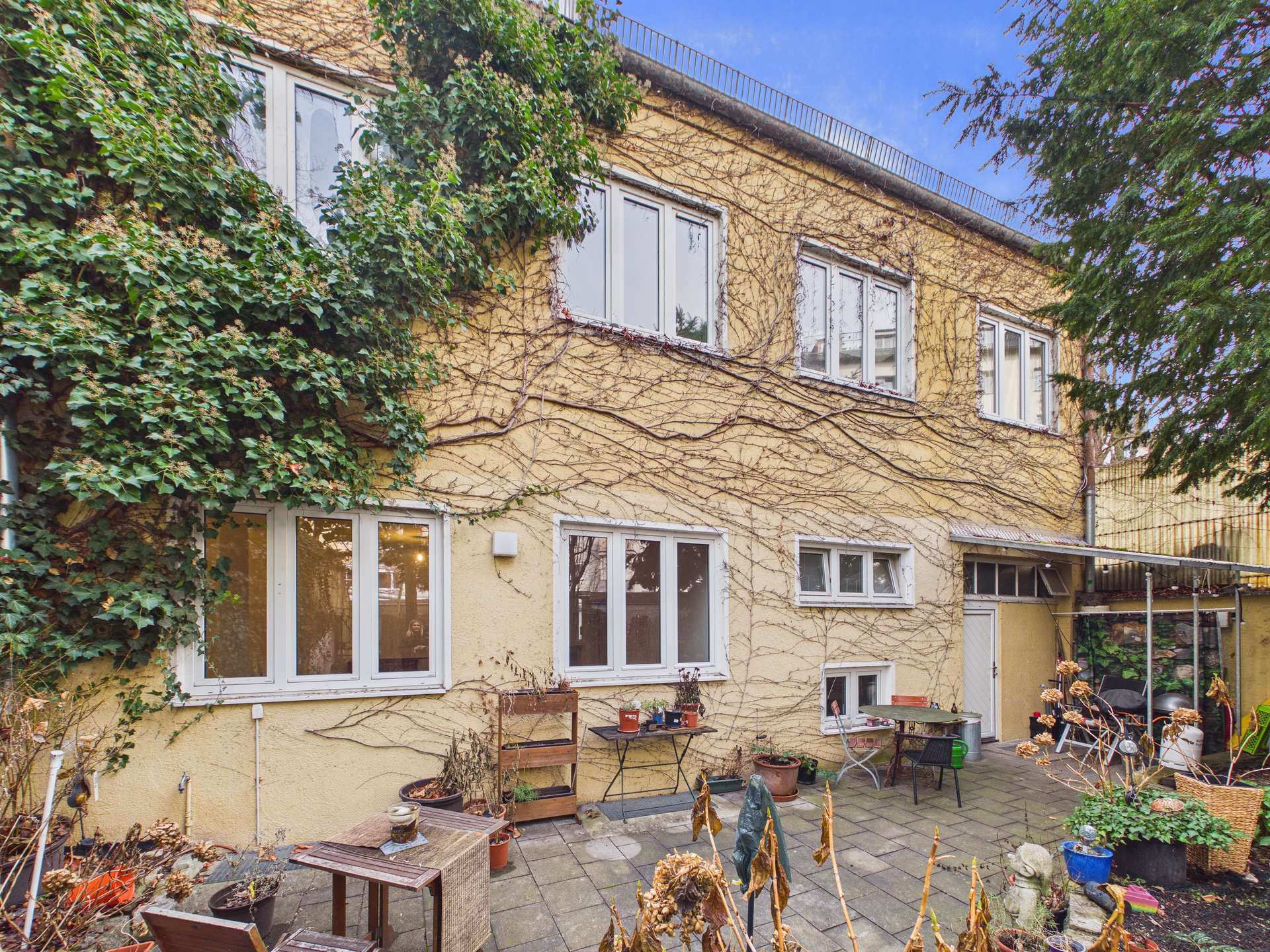 Hausansicht Garten im Winter (