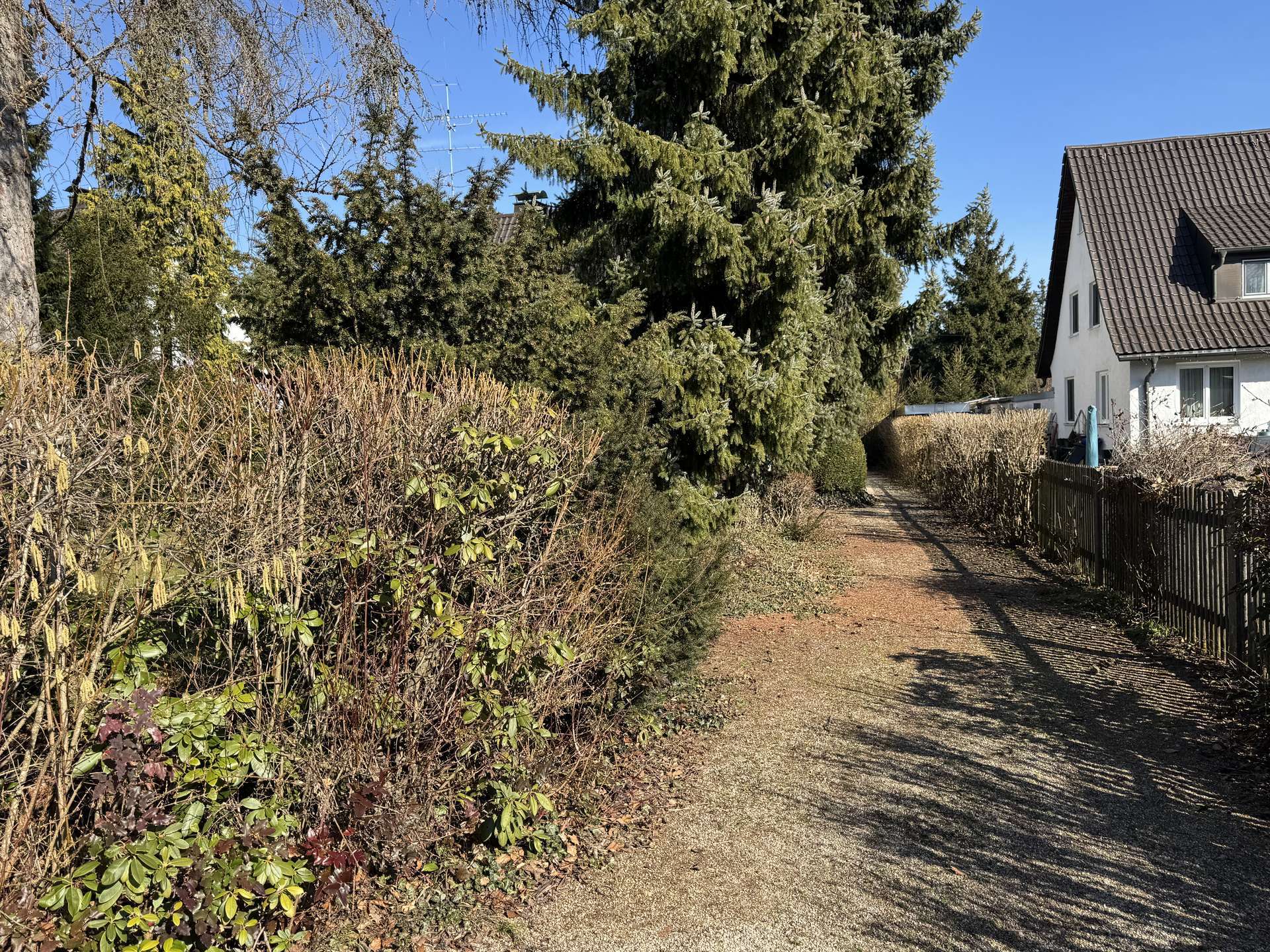 Weg auf dem Grundstück