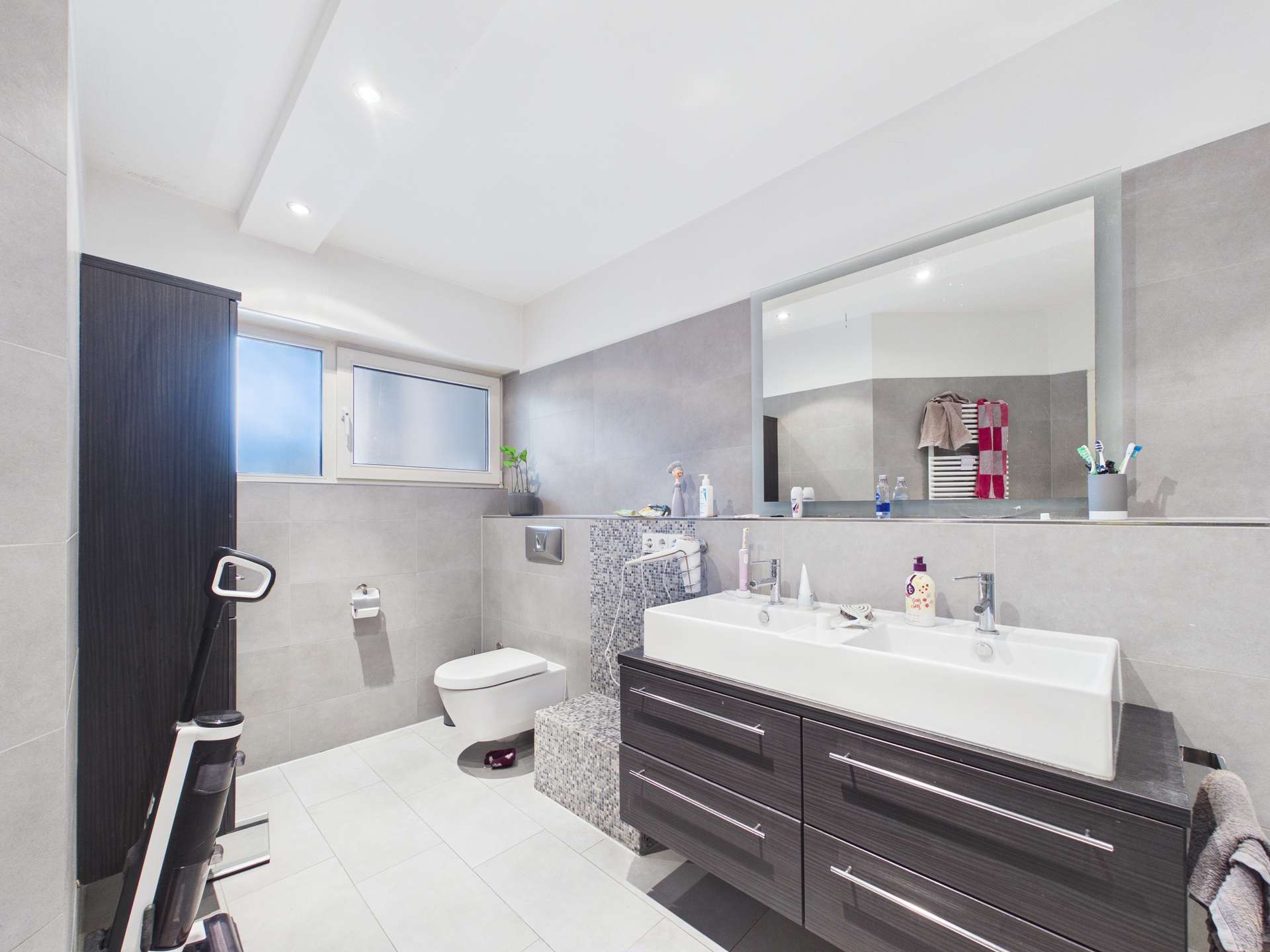 Großes Bad im Erdgeschoss