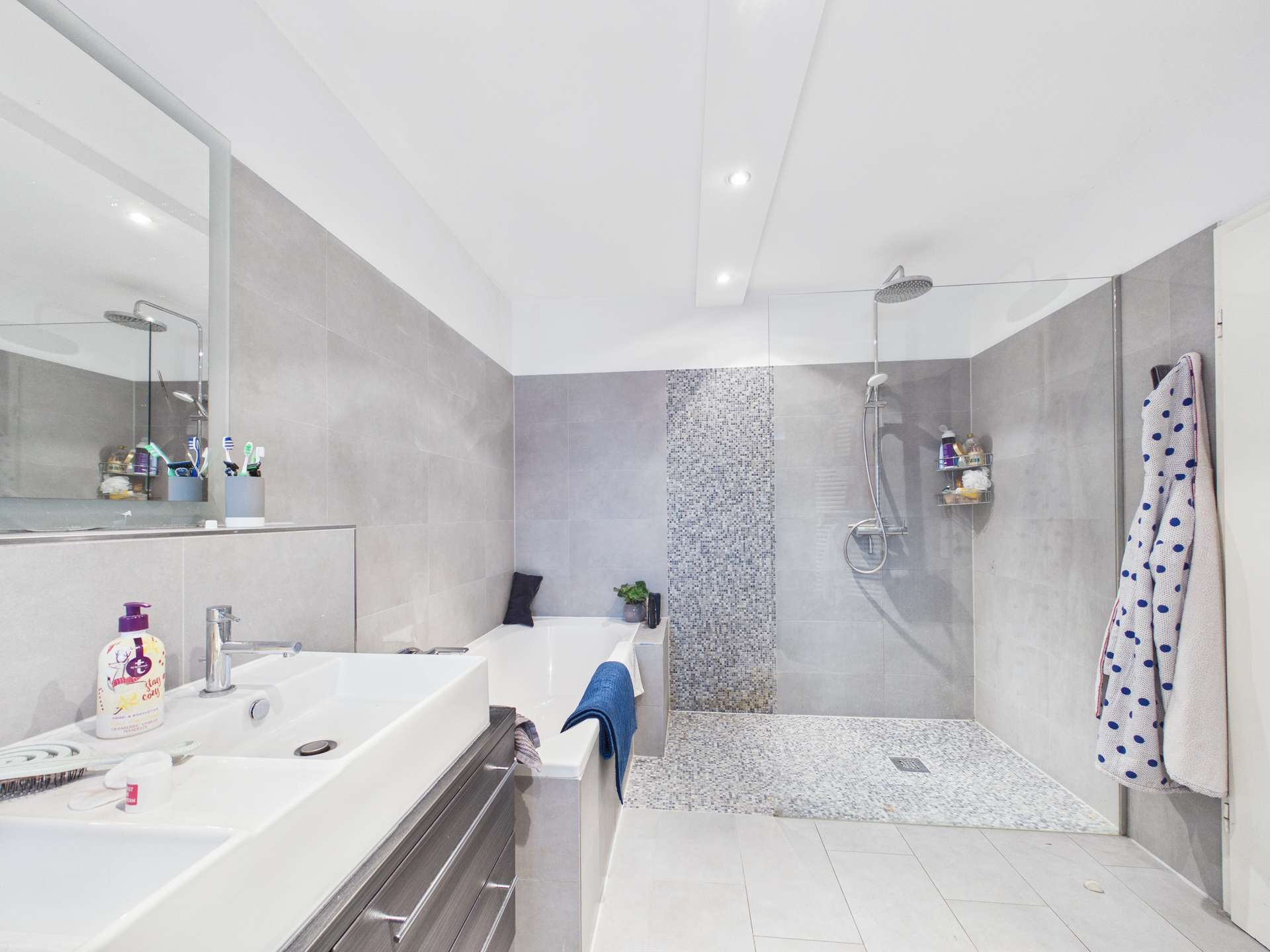 Großes Bad im Erdgeschoss