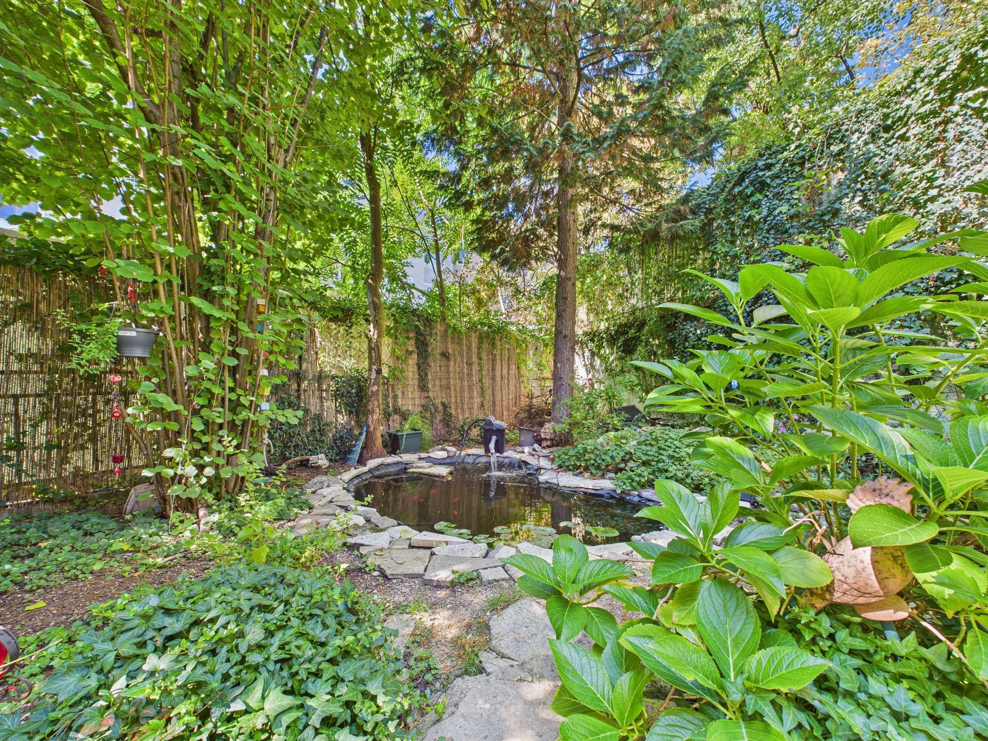 Gemeinschaftsgarten mit Teich