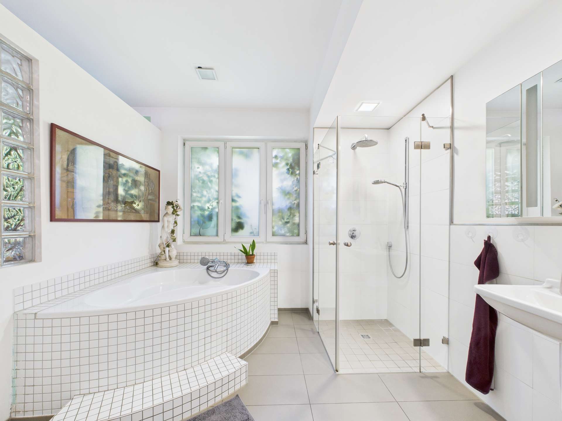 Bad mit Wanne und Dusche