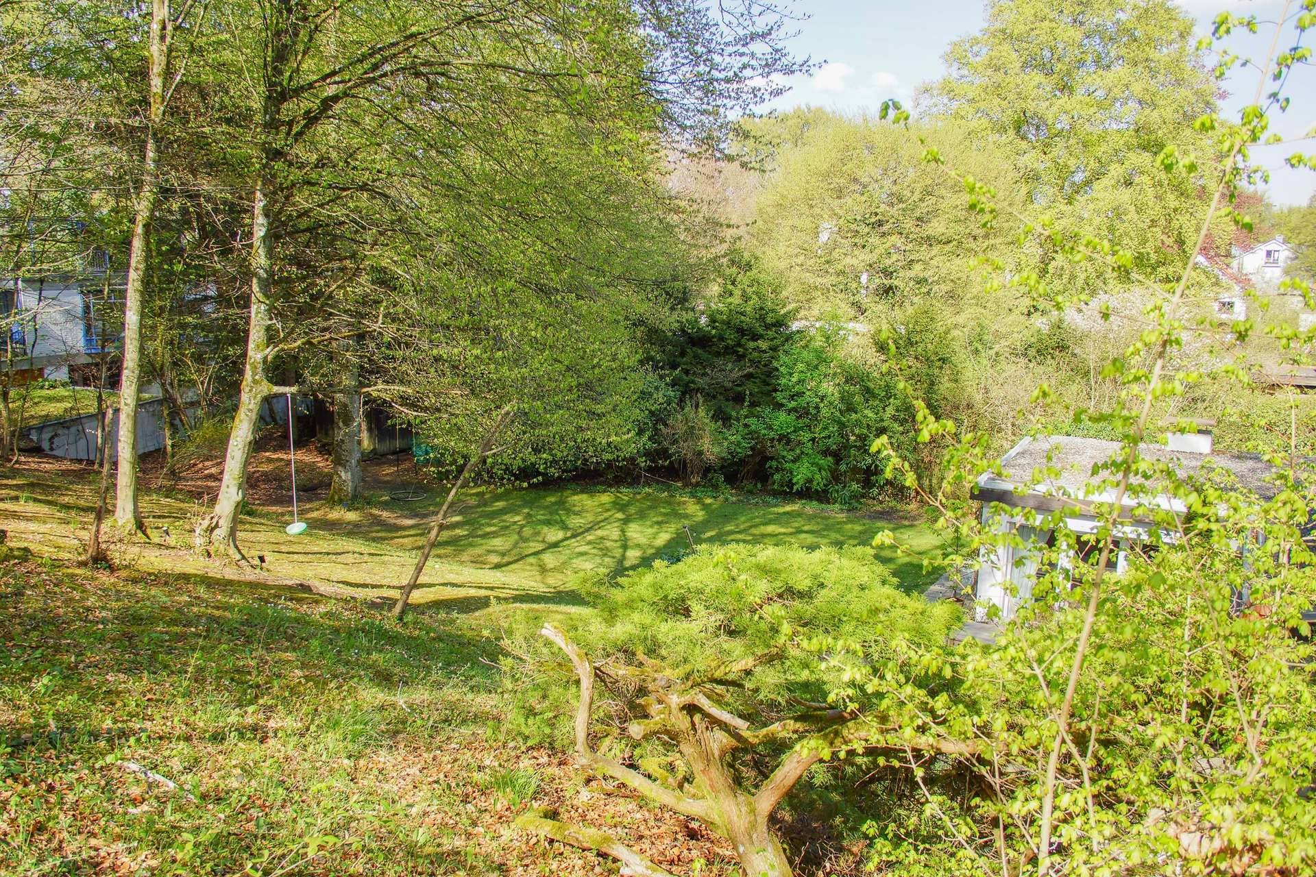 Blick vom Hang in den Garten