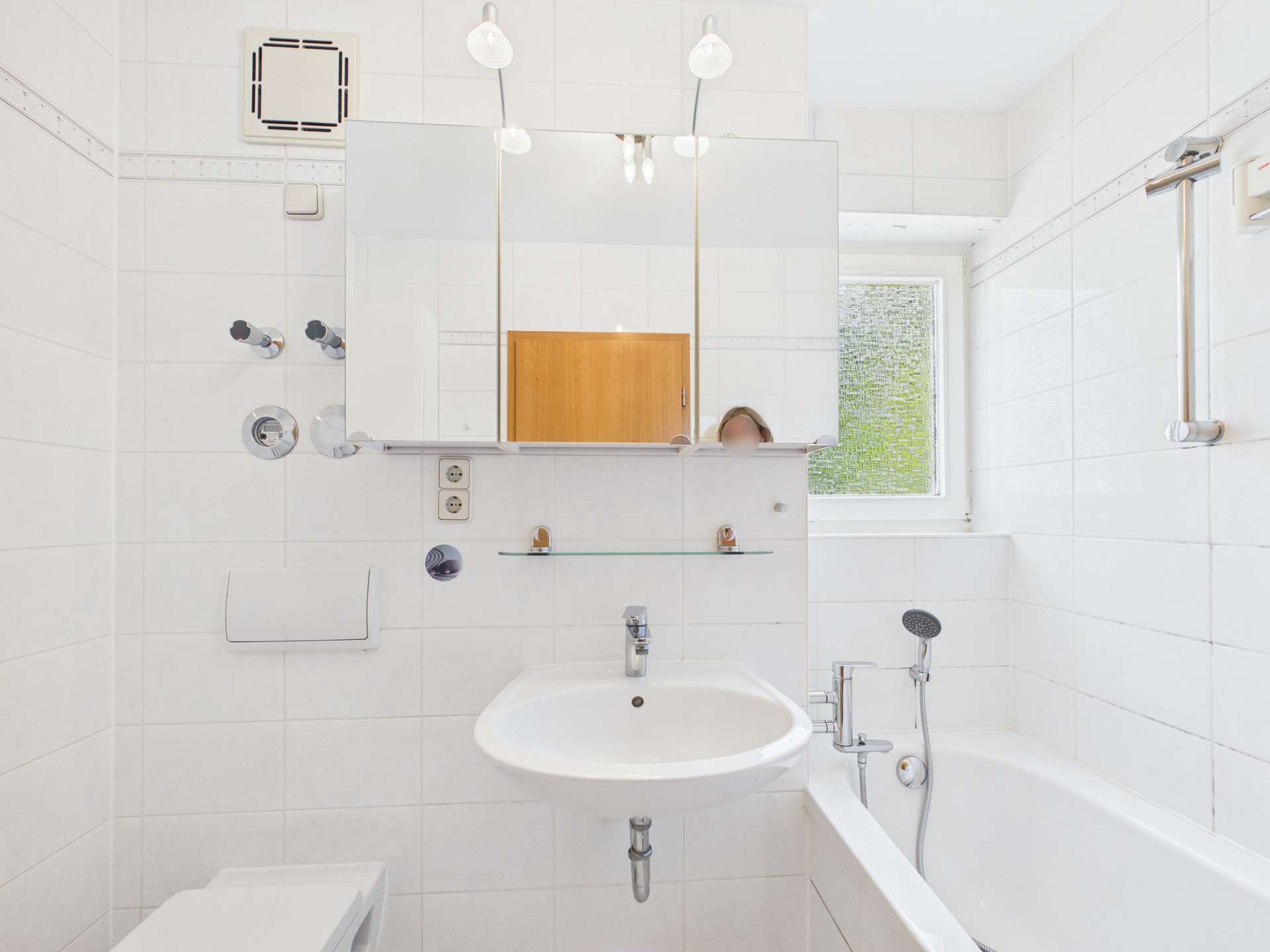 Bad mit Badewanne und Fenster