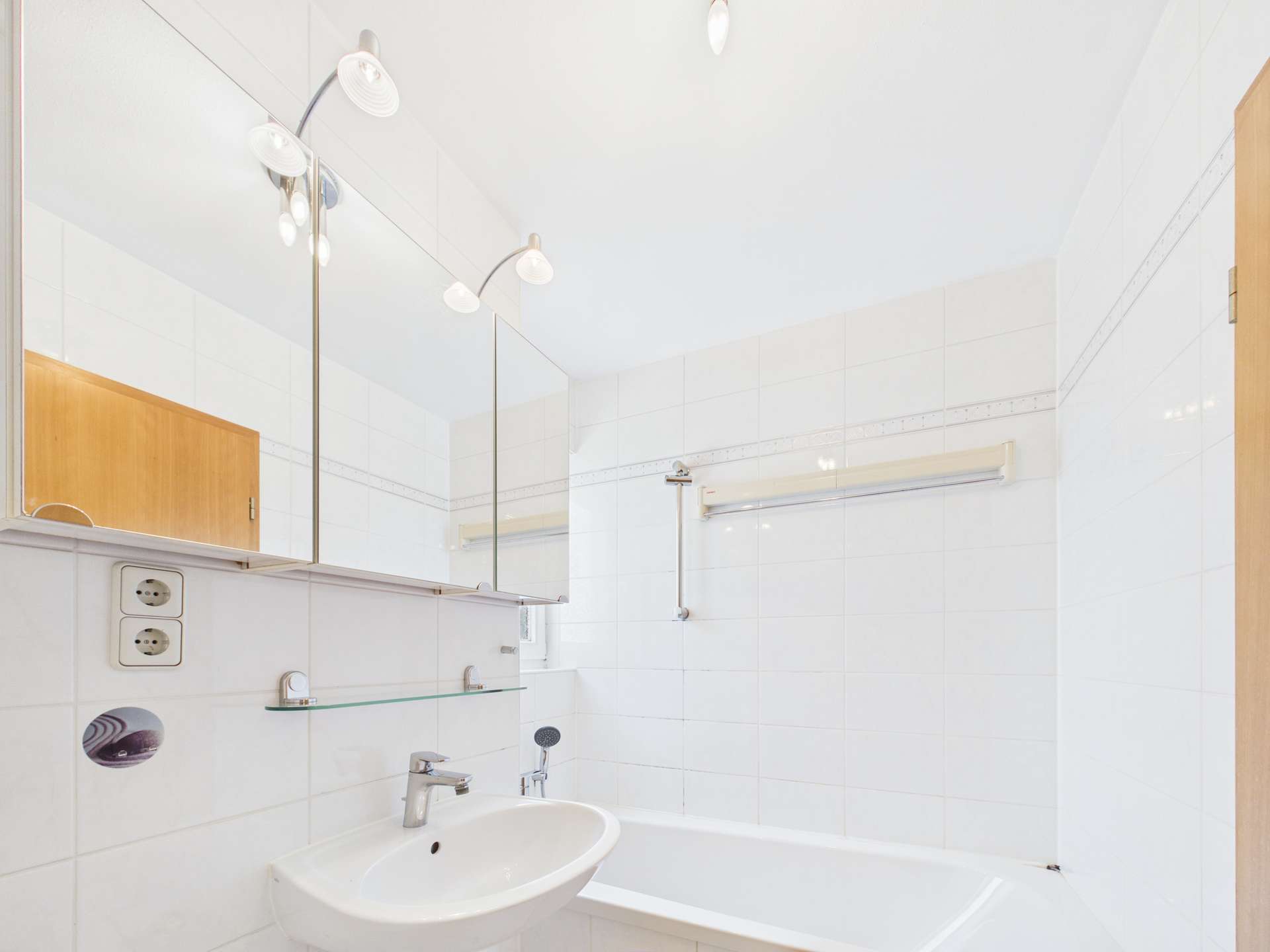 Bad mit Badewanne und Fenster