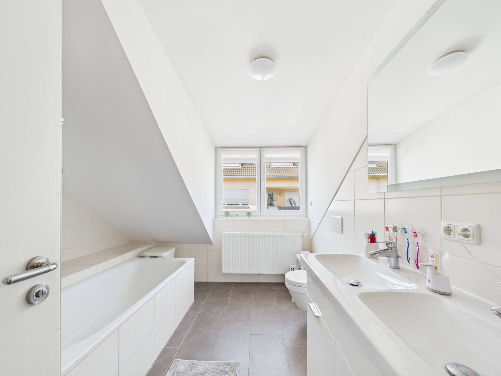 Bad mit Dusche und Wanne