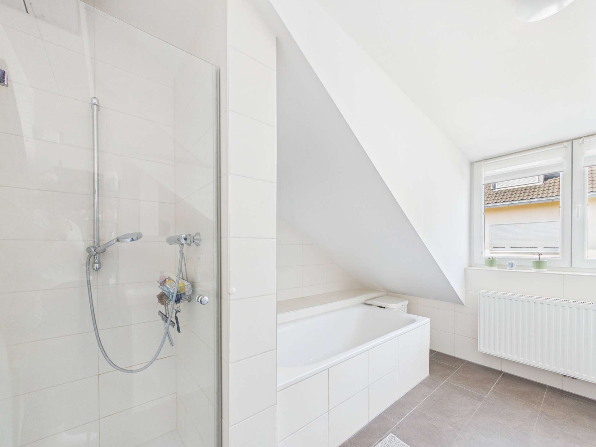 Bad mit Dusche und Wanne