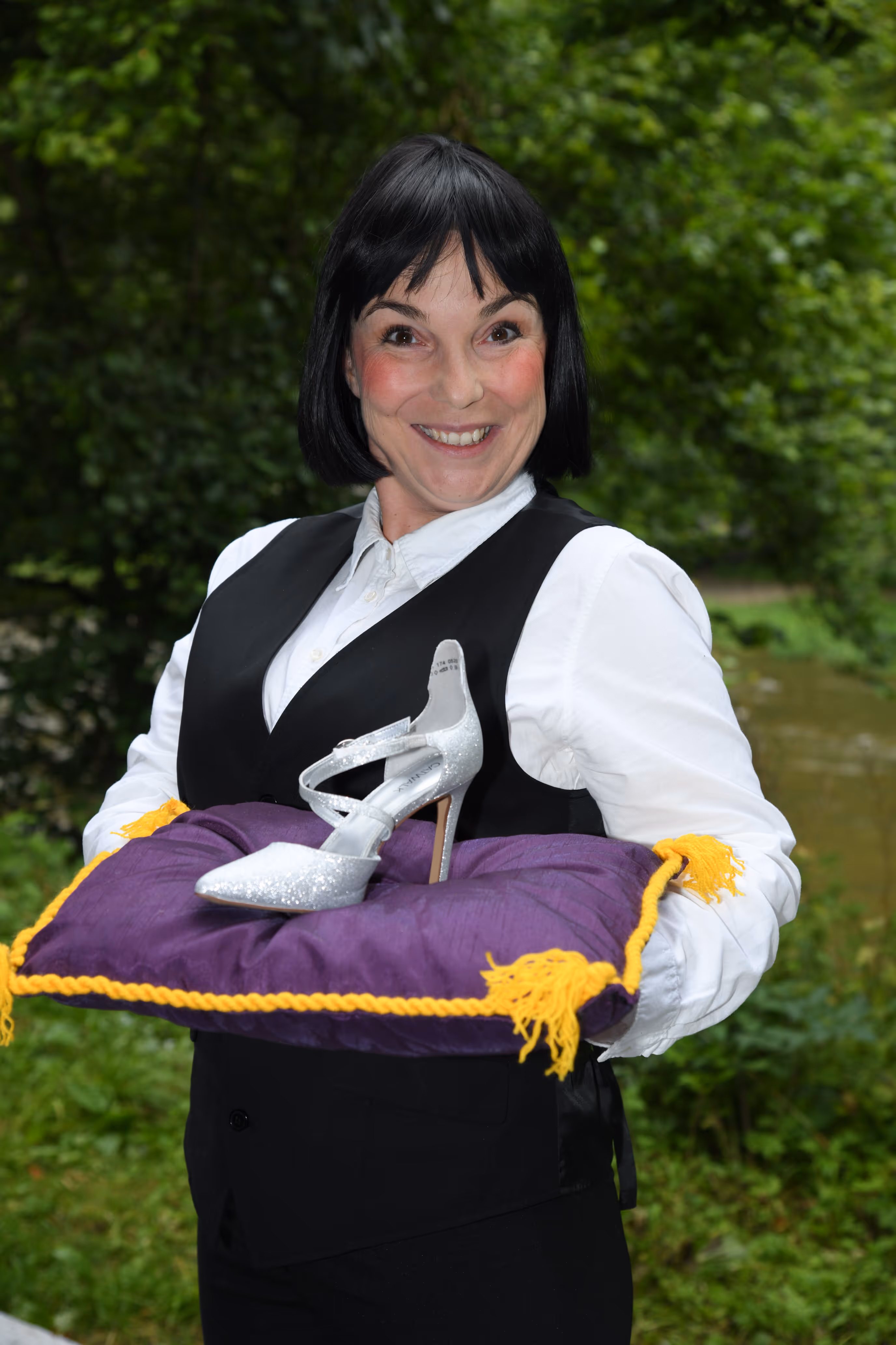 Jasmin Gasser als Diener im Märlitheater