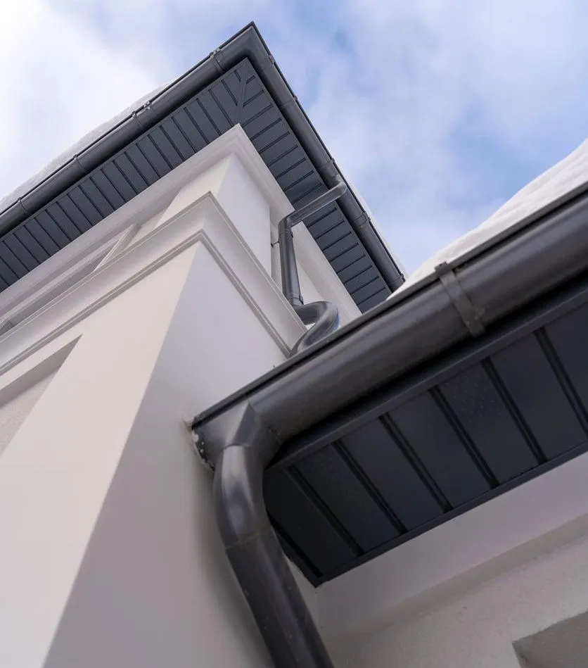Soffit and fascia replacement and installation on Ontario home providing proper attic ventilation and weather protection by Lodde Roofing contractors