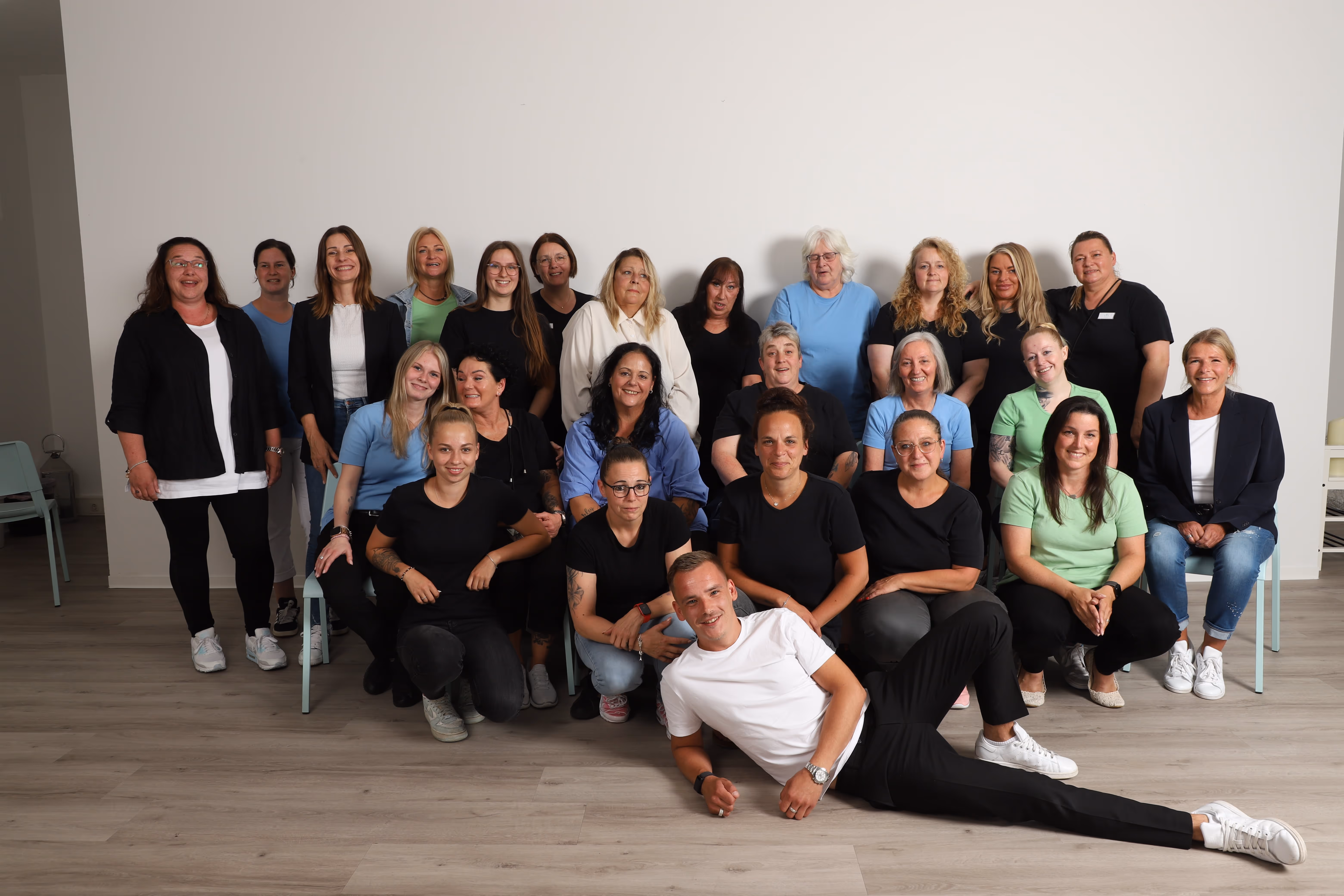 Das Team von Nana Care in Norderstedt – Pflegekräfte, Verwaltung und Leitung gemeinsam auf einem Gruppenfoto.