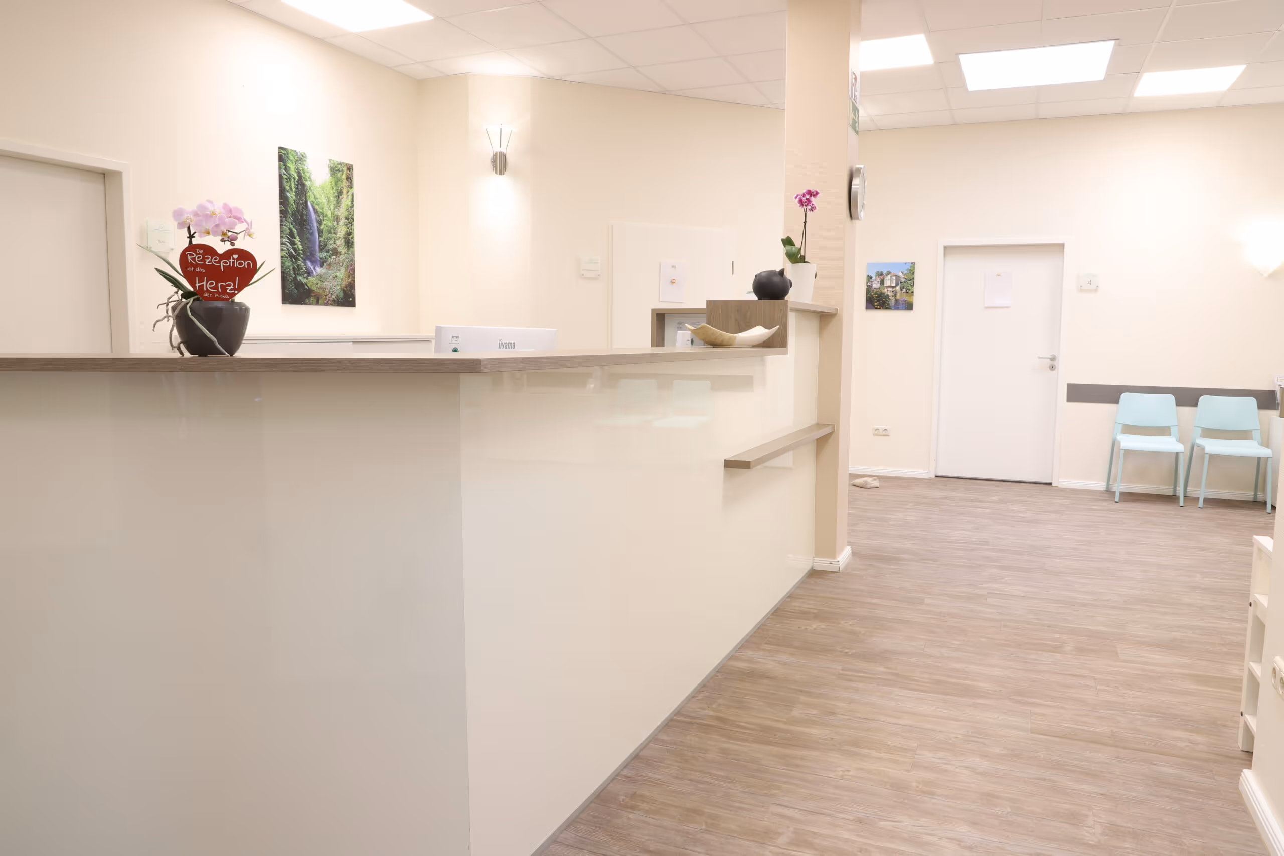 Heller Empfangsbereich mit Tresen und Sitzgelegenheiten im ELP-Therapiezentrum