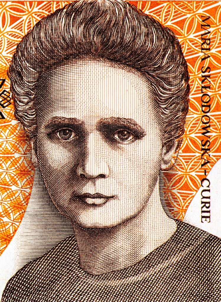 Engraved portrait of Maria Skłodowska-Curie on a banknote, with her name vertically on the right side.