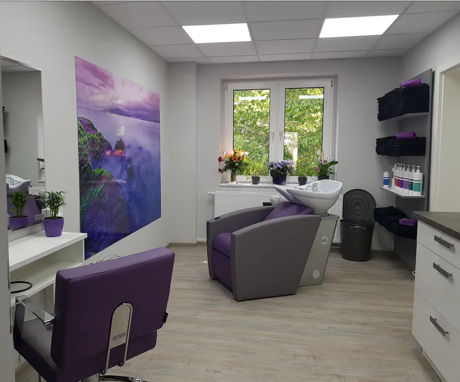 Moderner Waschplatz im Salon Fahrenkrug Leipzig-Plagwitz – stilvolles Ambiente mit lila Akzenten und Wohlfühlatmosphäre.