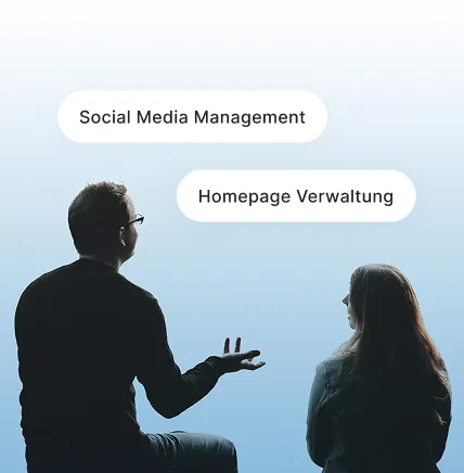 Zwei Personen sitzen und sprechen miteinander, Textfelder mit „Social Media Management“ und „Homepage Verwaltung“.