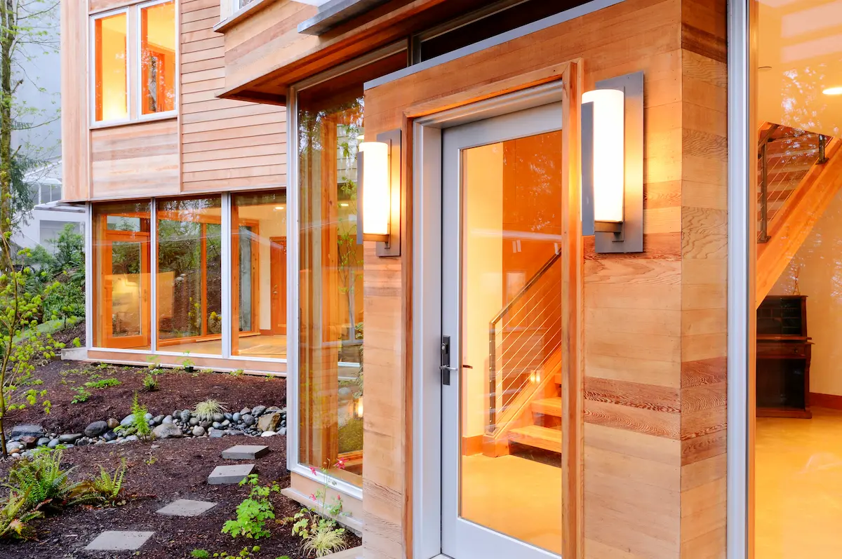 Moderne trehus med store vinduer og naturlig kledning for hjemmeeiere i Kragerø Grenland