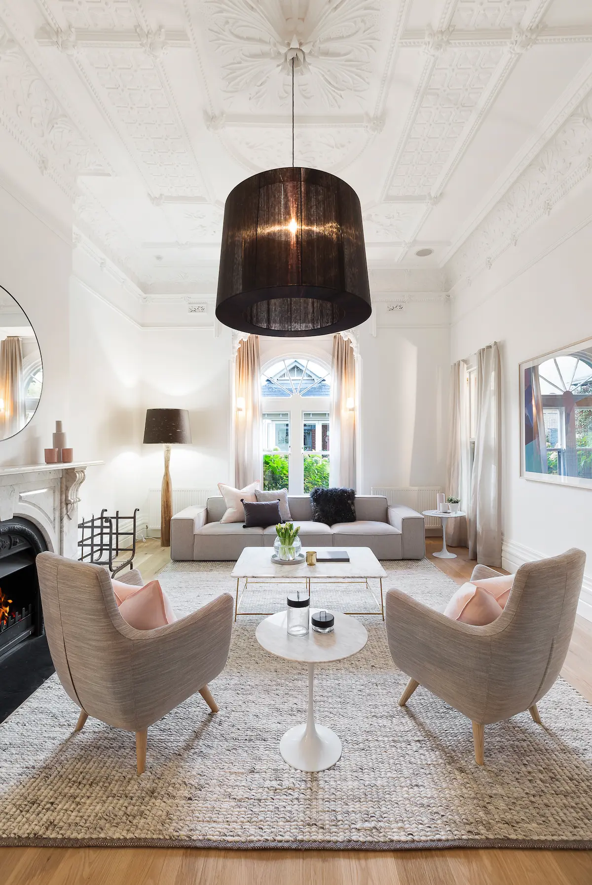 Elegante stue med hvitt interiør, designer pendel-belysning og klassiske møbler for hjemmeeiere i Brevik Grenland