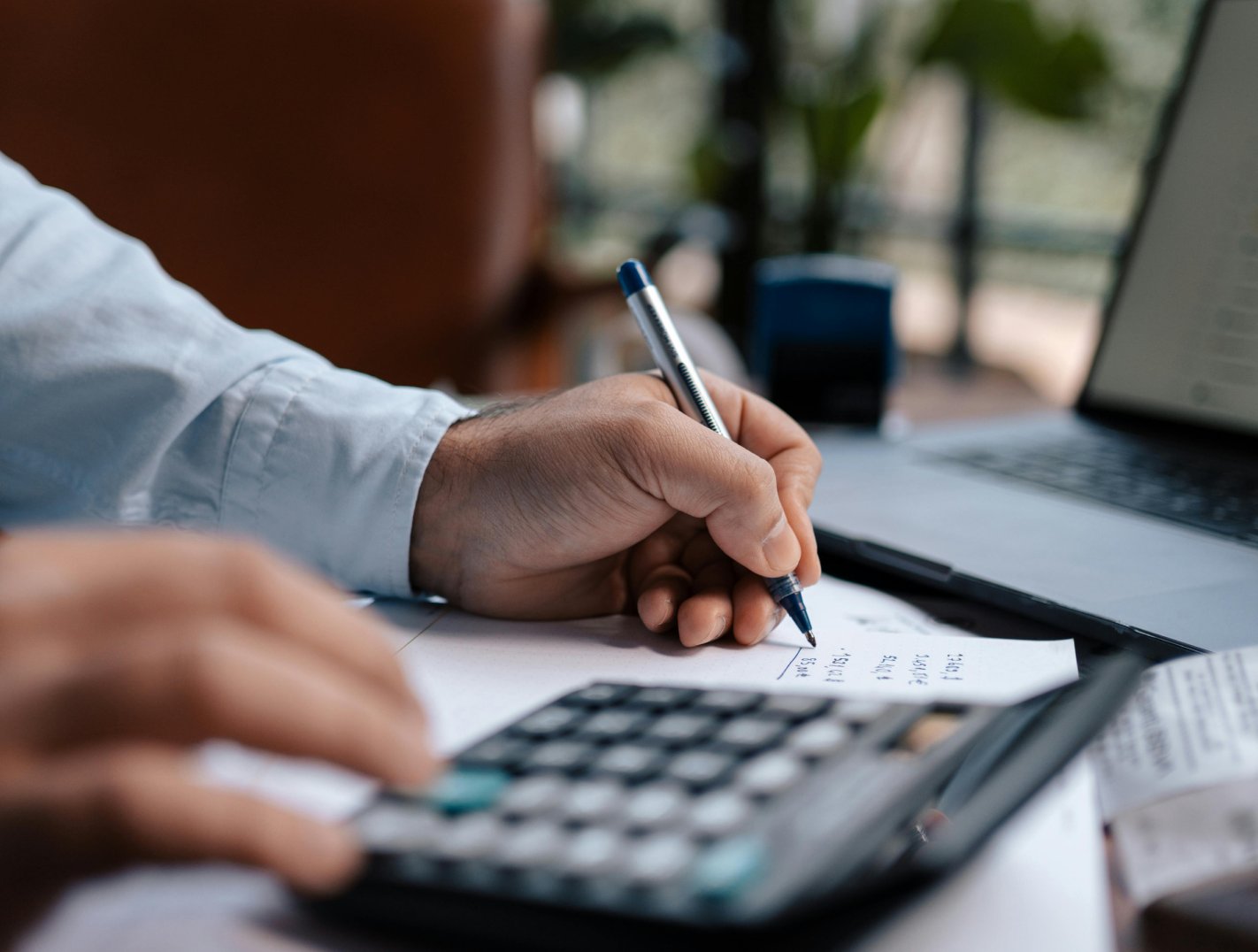 Reka dlugopis i kalkulator