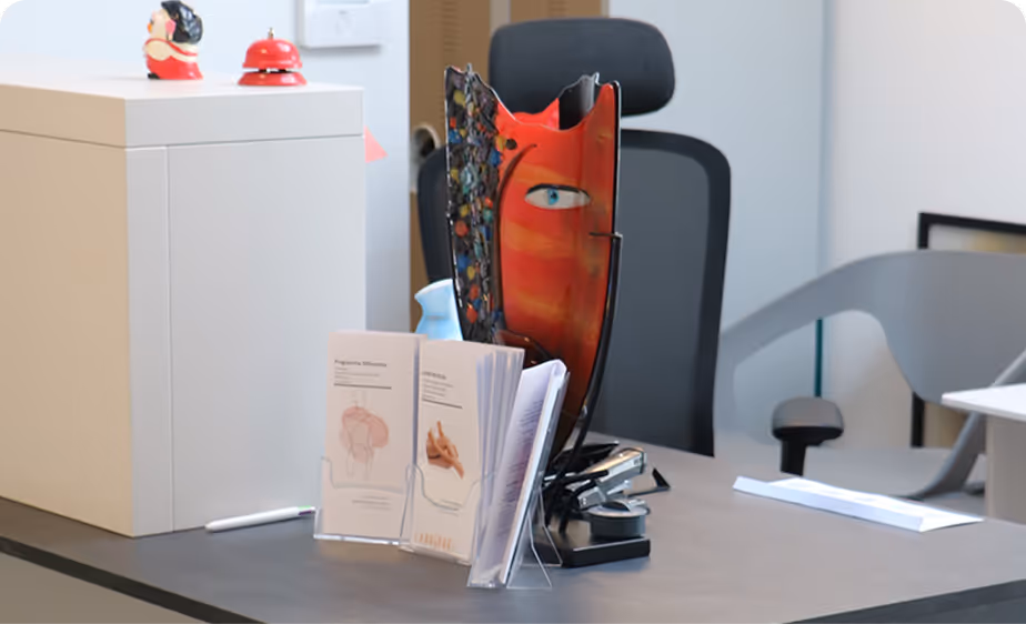 Bureau de consultation du cabinet médical à Metz, vue sur les brochures et matériel