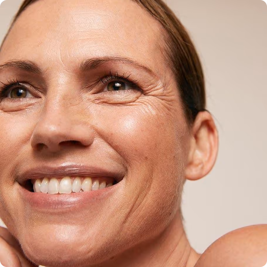 Visage souriant d’une femme adulte, peau naturelle et éclatante