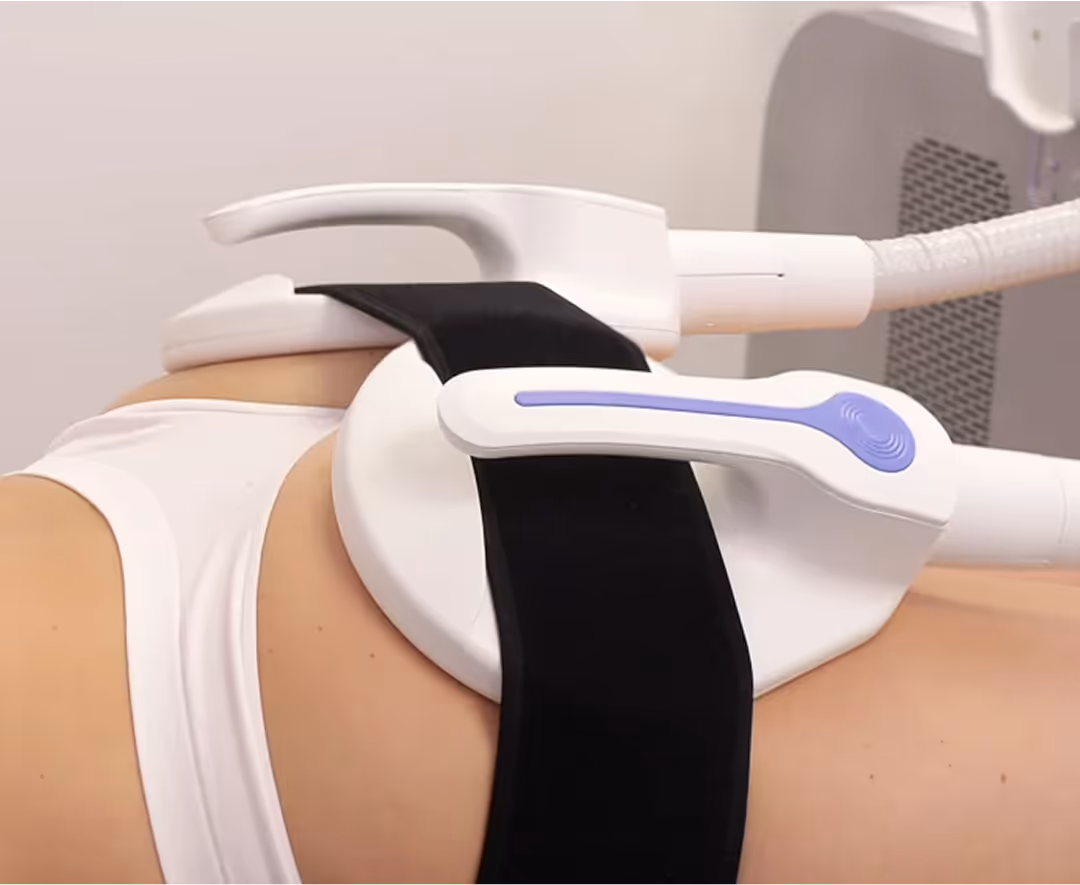 Appareil de stimulation musculaire CM Slim placé sur le fessier d’un patient