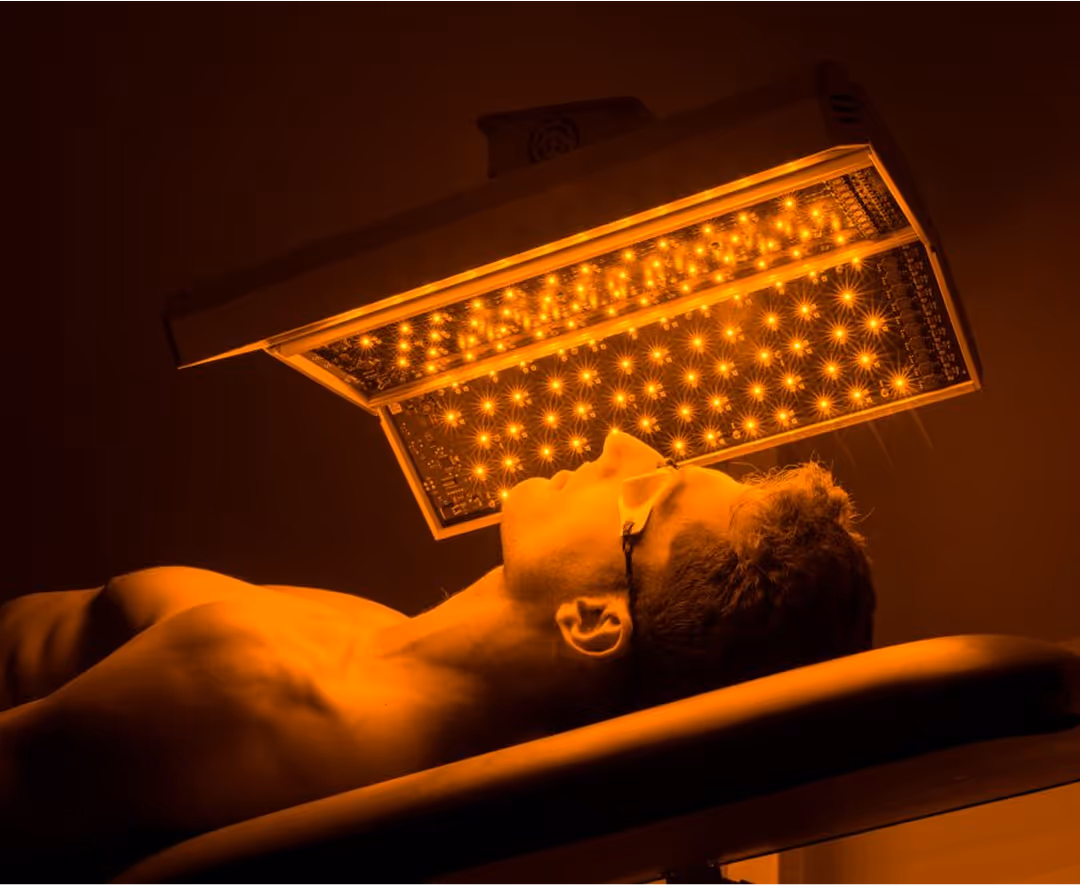 Photothérapie par lumière LED rouge sur le visage allongé d’un patient
