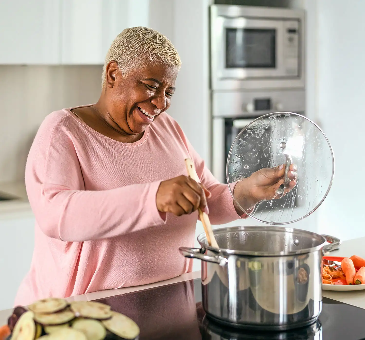  femme en train de cuisiner 