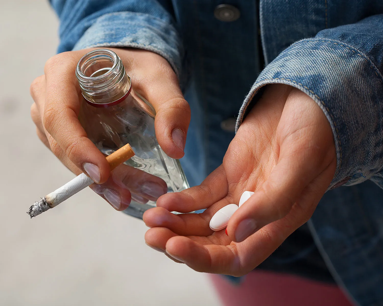 personne avec des drogues dans les mains