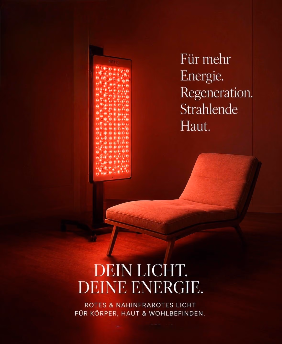 Roter Lichttherapie-Strahler neben rotem Sessel in dunklem Raum mit Text zur Haut- und Energiepflege.