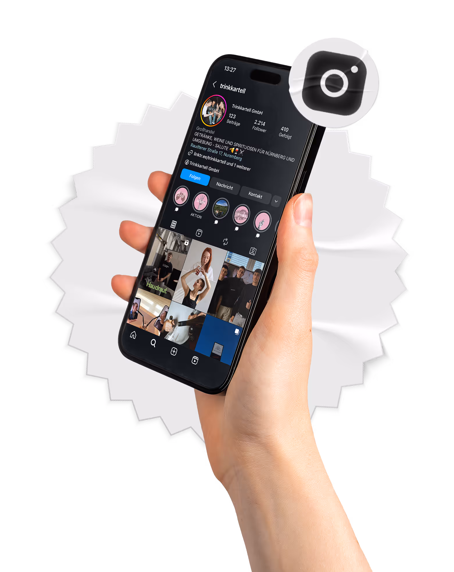 Ein Smartphone wird in der Hand gehalten. Auf dem Display ist der Instagram Feed von Trinkkartell zu sehen.