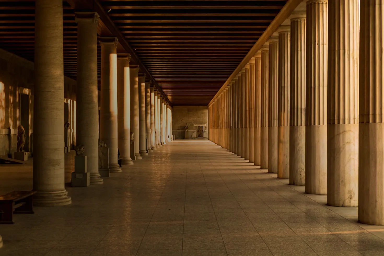 Largo pasillo con una perspectiva hacia el centro
