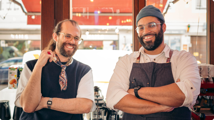 Die zwei Inhaber von SPEKTRUM Coffee Experiences: Tobi (links) und Timon (rechts) — Foto: © Fabee Productions