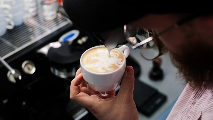 Latte Artist pouring a Pegasus Motive on coffee