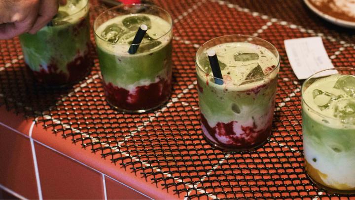 Matcha Special Drinks mit Brombeere auf Eis und Strohhalm
