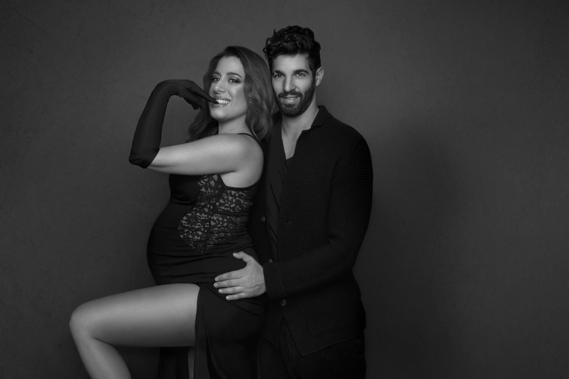 Foto artistica di maternità in bianco e nero a Bologna firmata Claudia Spaziani: donna incinta in profilo con luce drammatica, atmosfera intensa e contemplativa.