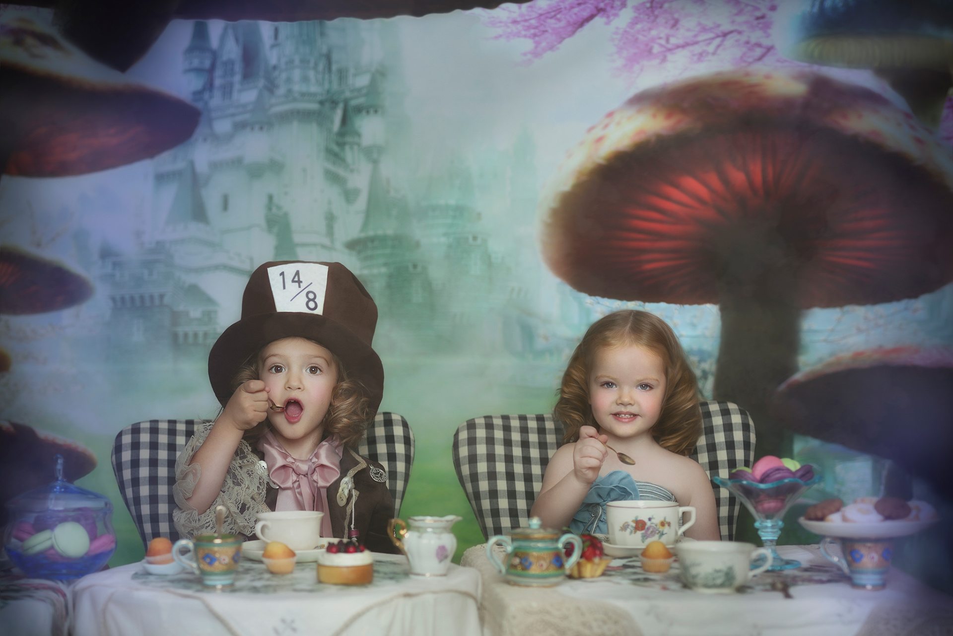 Scena incantata con due bambini in abiti vittoriani che condividono dolci e tè, ispirata ad "Alice nel Paese delle Meraviglie", fotografata a Bologna.