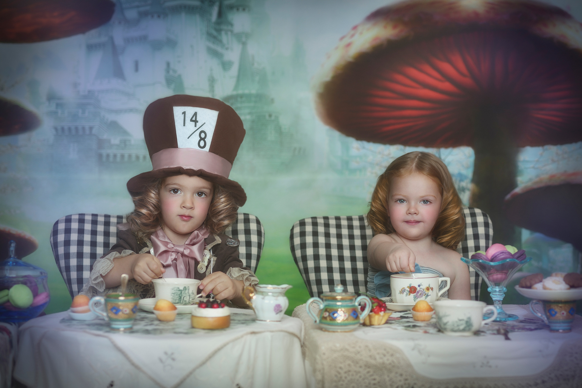 Dettaglio di tea party immaginario con costumi da Alice e Cappellaio Matto, dolci colorati e ambientazione da fiaba.