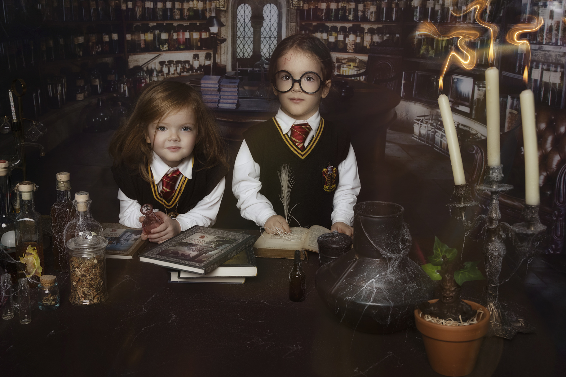 Bambini in posa magica con bacchette e accessori da Grifondoro, fotografati in stile narrativo da Claudia Spaziani.