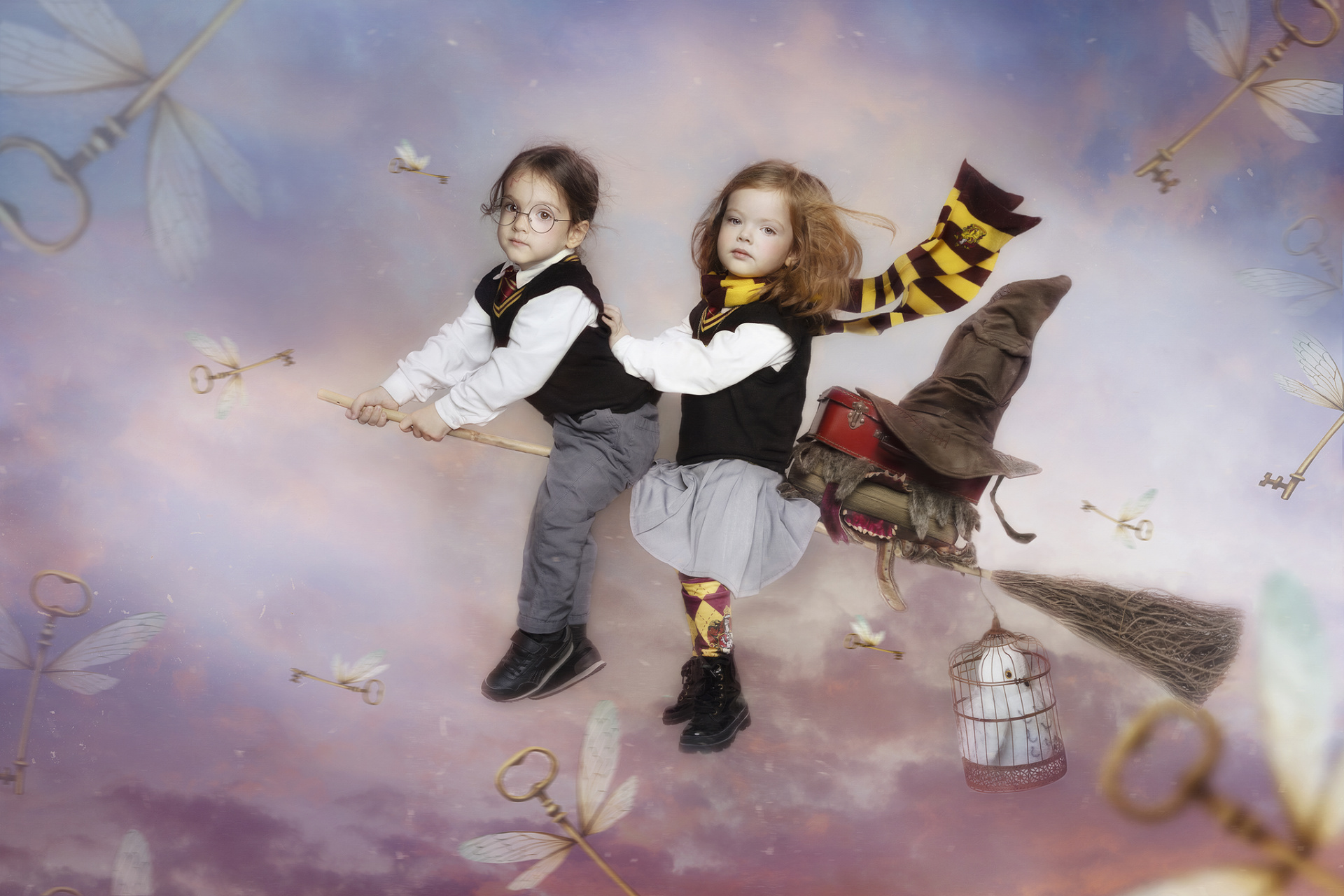 Fotografia creativa con bambini in volo su scopa magica, ambientata in cielo incantato come nel mondo di Harry Potter.
