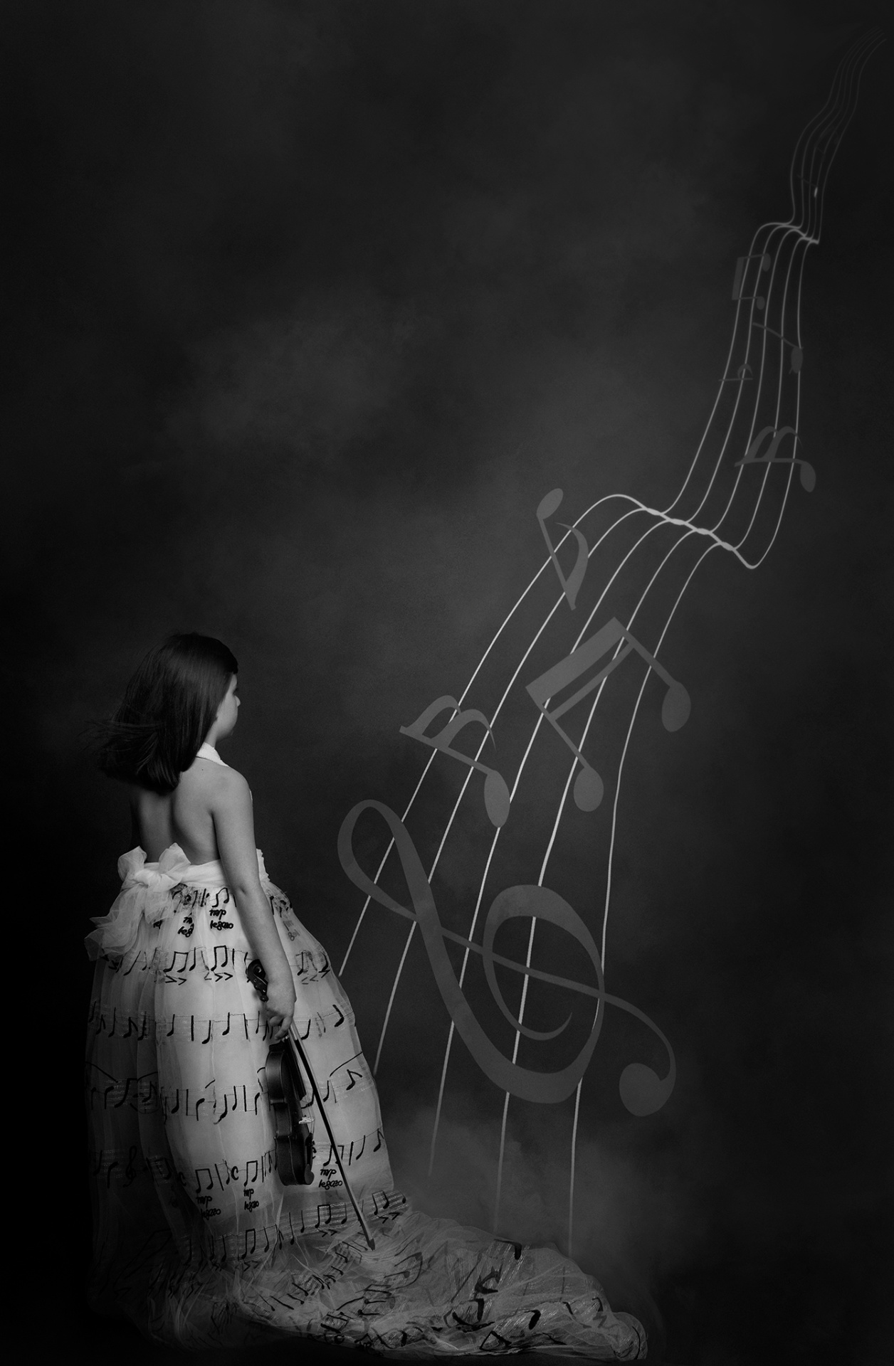 Foto in bianco e nero di figura femminile con abito lungo decorato con note musicali, violino in mano e pentagramma fluttuante. Sfondo fumoso e atmosfera drammatica. Ritratto simbolico ispirato alla potenza espressiva della musica, scattato da Claudia Spaziani a Bologna.