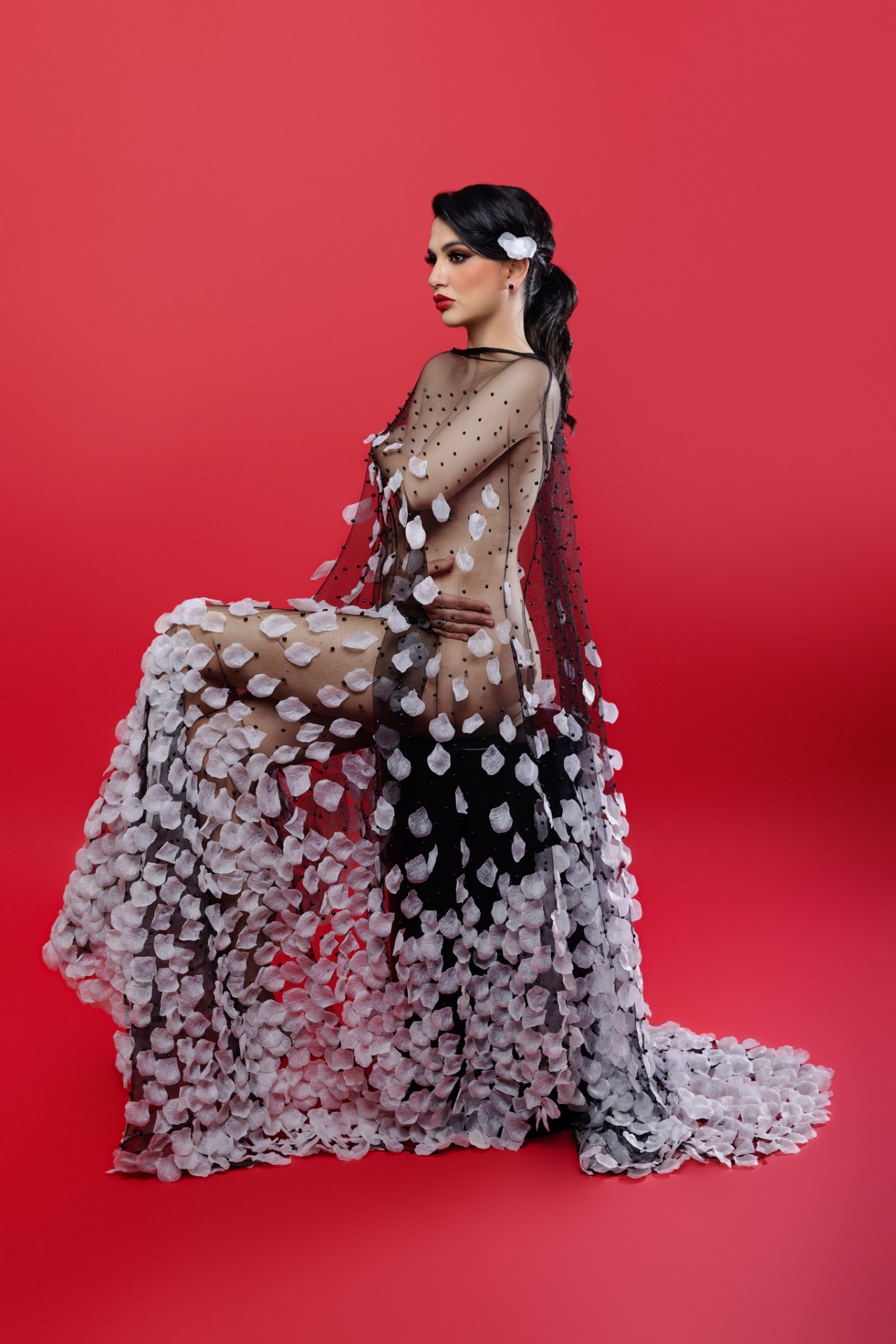 Ritratto fine art realizzato da Claudia Spaziani vicino a Bologna; tessuto nero trasparente con applicazioni bianche su sfondo rosso, composizione drammatica e pose eleganti.